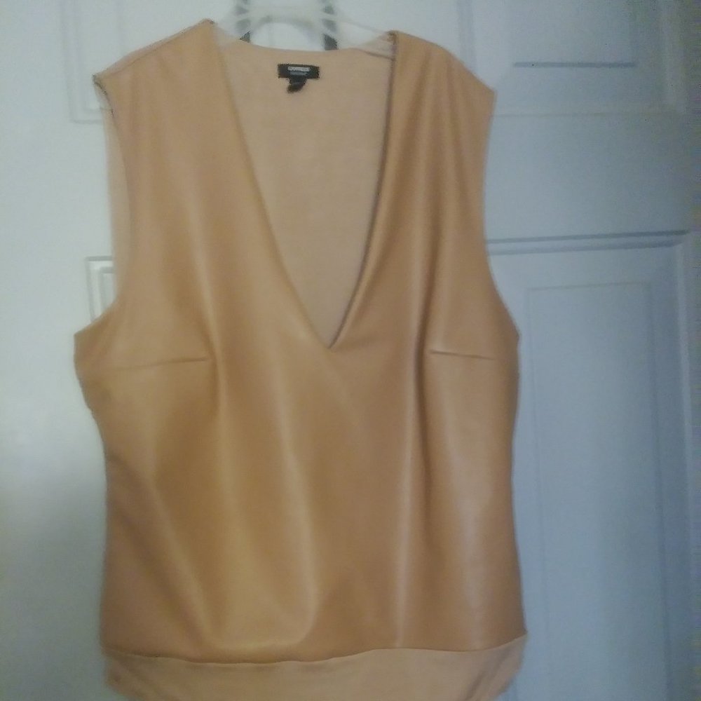 EXPRESS - CARAMEL FAUX LEATHER V NECK BODY  25$ SZ L
